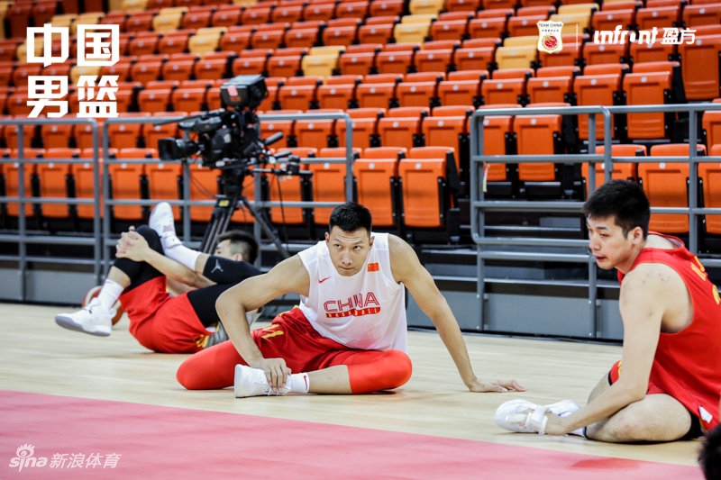 中国男篮踩场训练备战热身赛