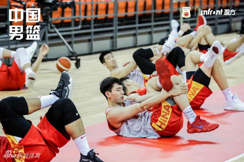 中国男篮踩场训练备战热身赛
