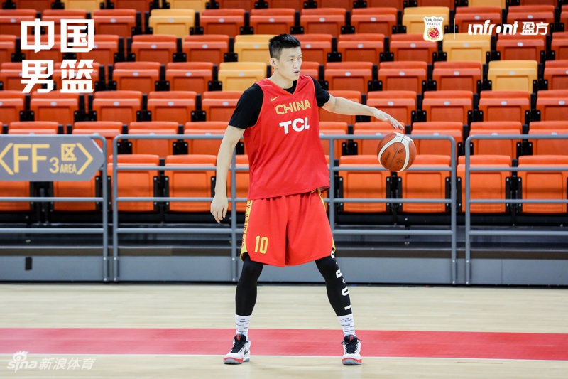 中国男篮踩场训练备战热身赛