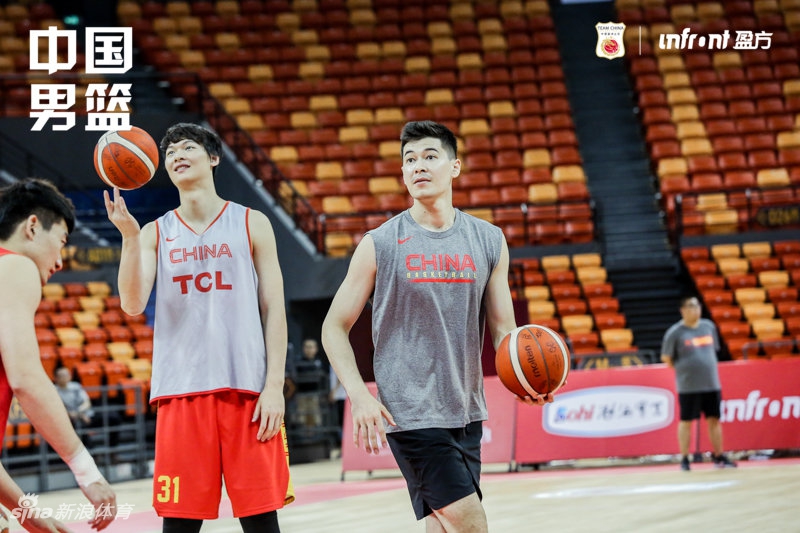 中国男篮踩场训练备战热身赛