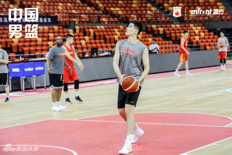 中国男篮踩场训练备战热身赛