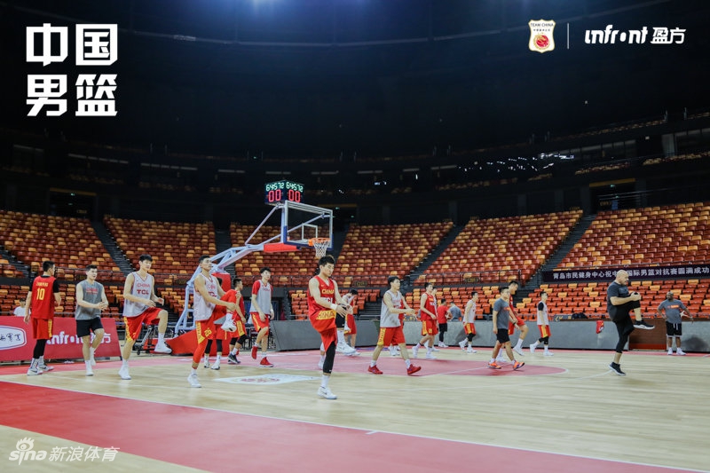 中国男篮踩场训练备战热身赛