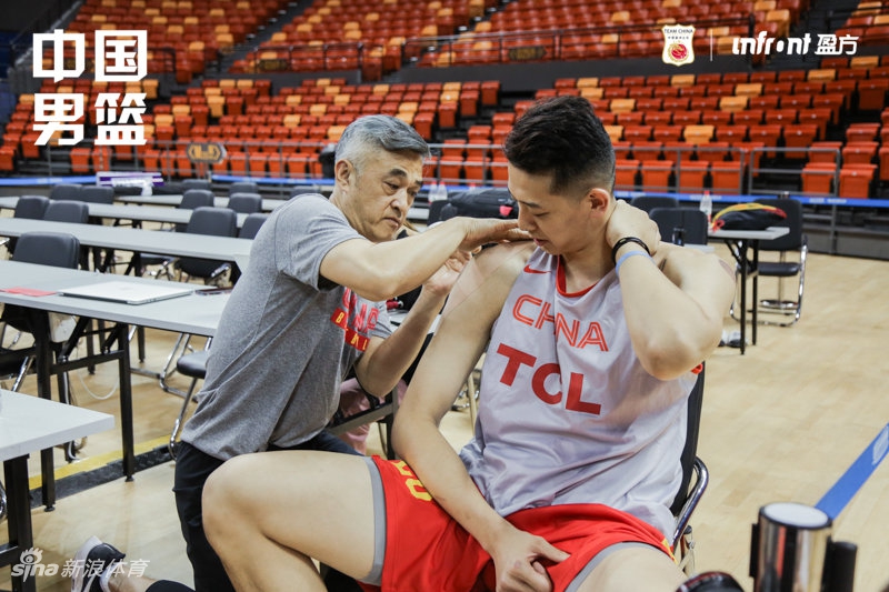 中国男篮踩场训练备战热身赛