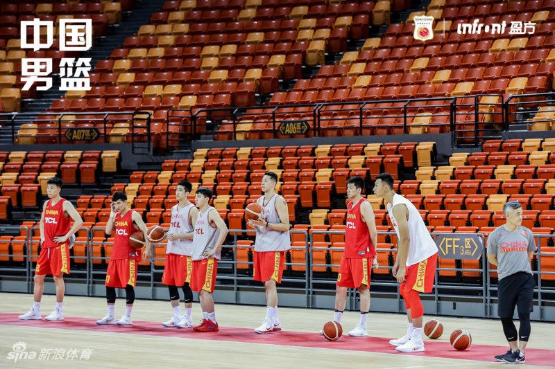 中国男篮踩场训练备战热身赛
