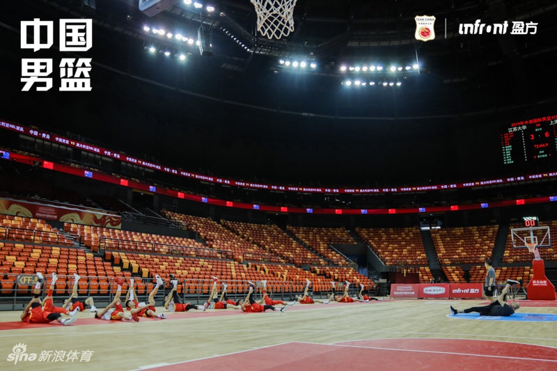 中国男篮踩场训练备战热身赛
