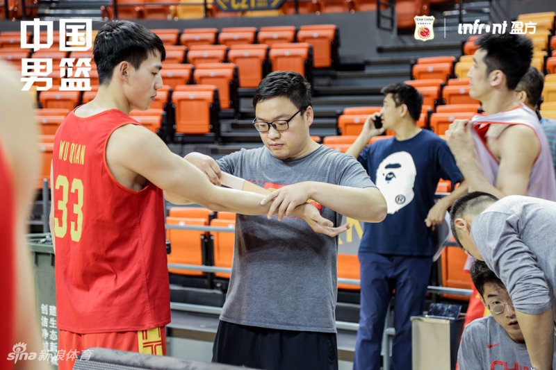 中国男篮踩场训练备战热身赛
