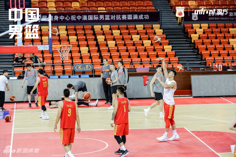 中国男篮踩场训练备战热身赛