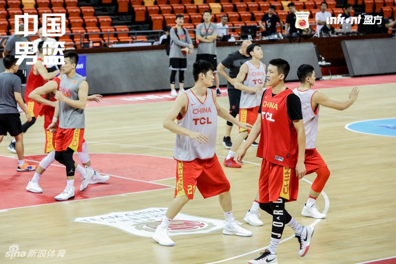 中国男篮踩场训练备战热身赛