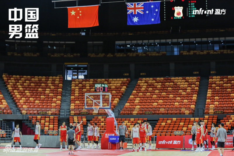 中国男篮踩场训练备战热身赛