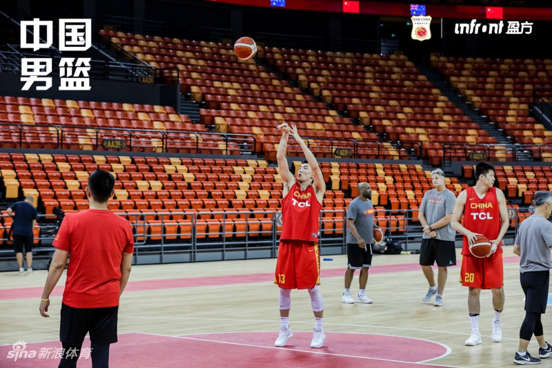 中国男篮踩场训练备战热身赛
