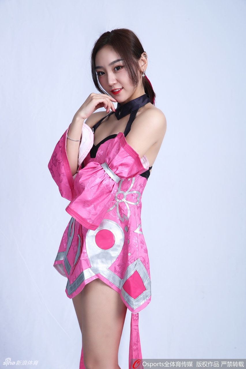 小乔一出谁与争锋？这啦啦队姑娘美翻了！