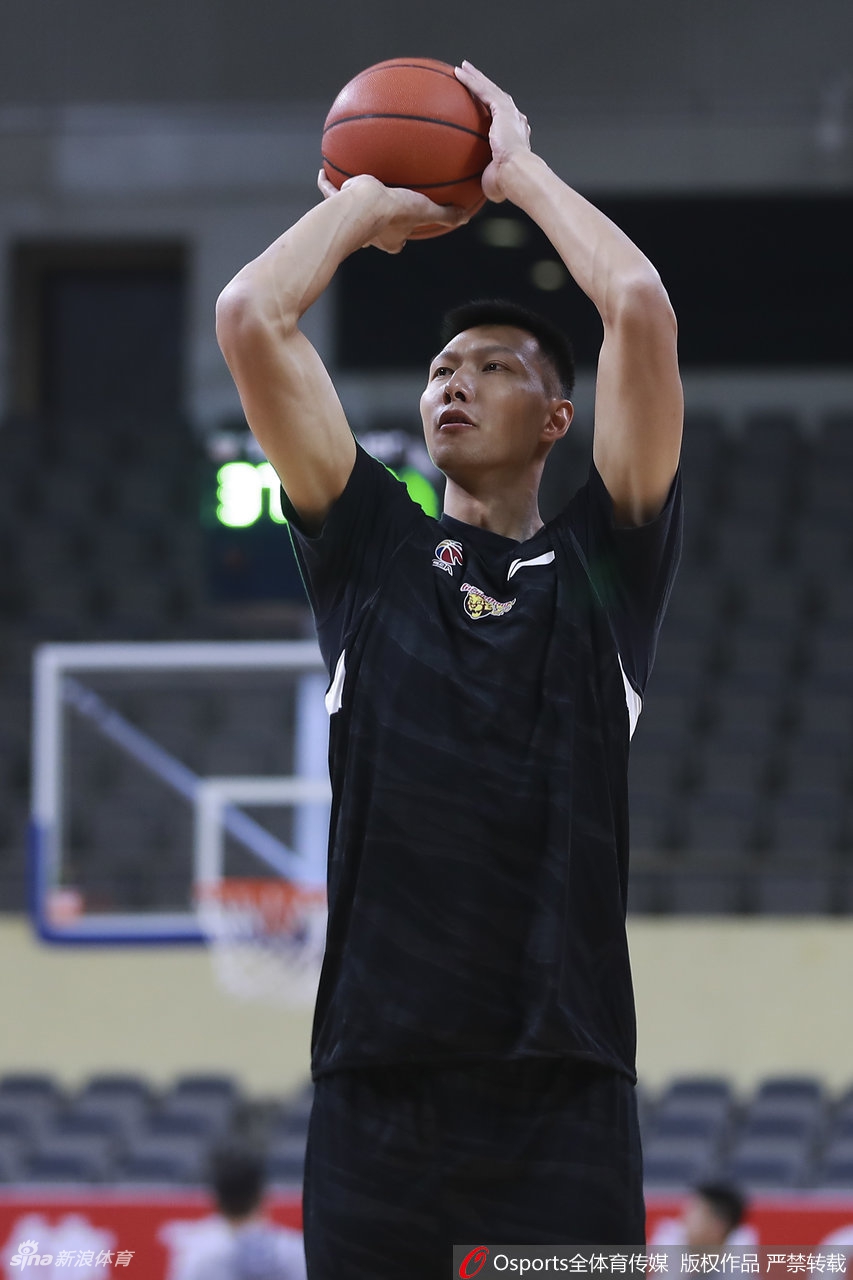 广东男篮备战1/4决赛第三场