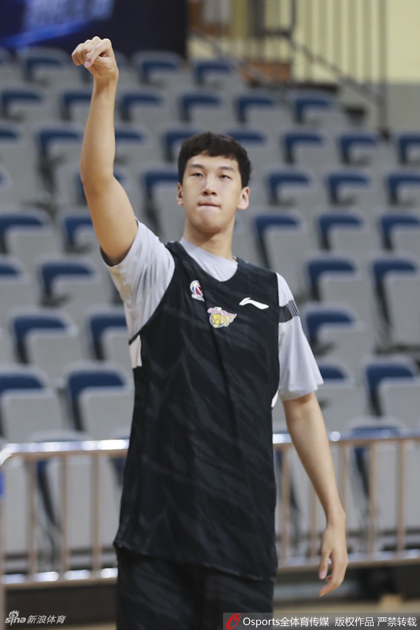 广东男篮备战1/4决赛第三场