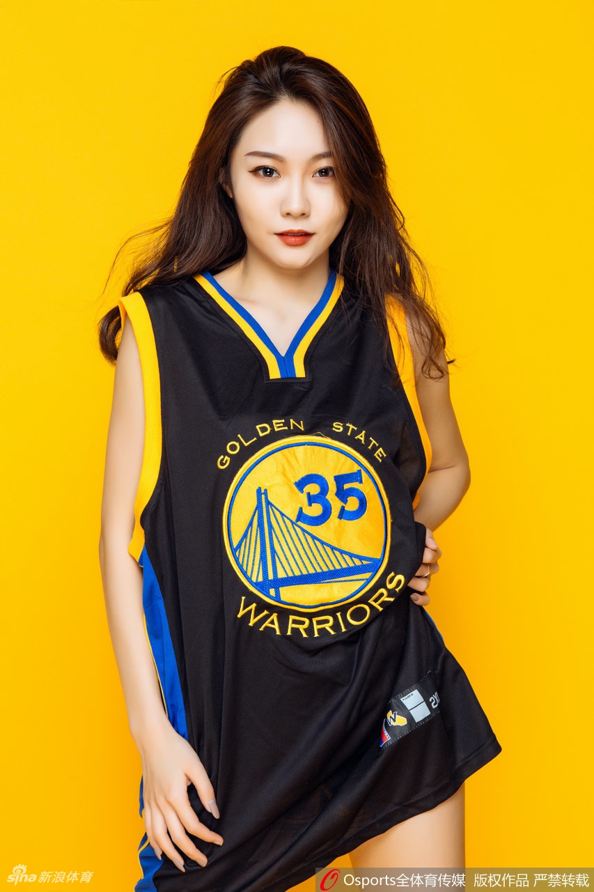 肤白貌美大长腿！好想听她在场边加油