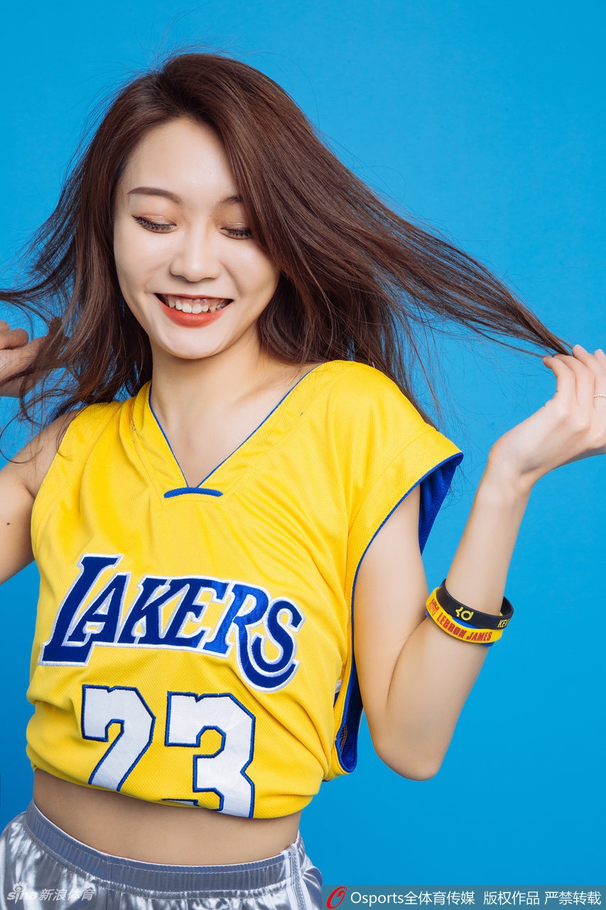 肤白貌美大长腿！好想听她在场边加油