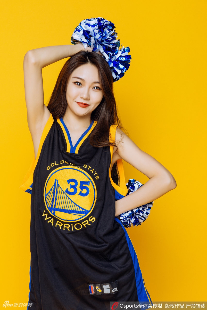 肤白貌美大长腿！好想听她在场边加油