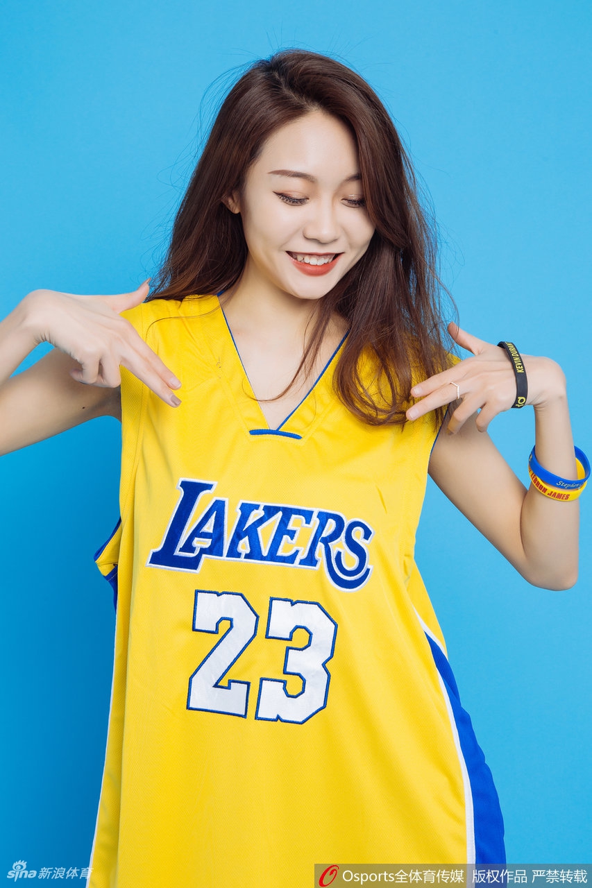 肤白貌美大长腿！好想听她在场边加油