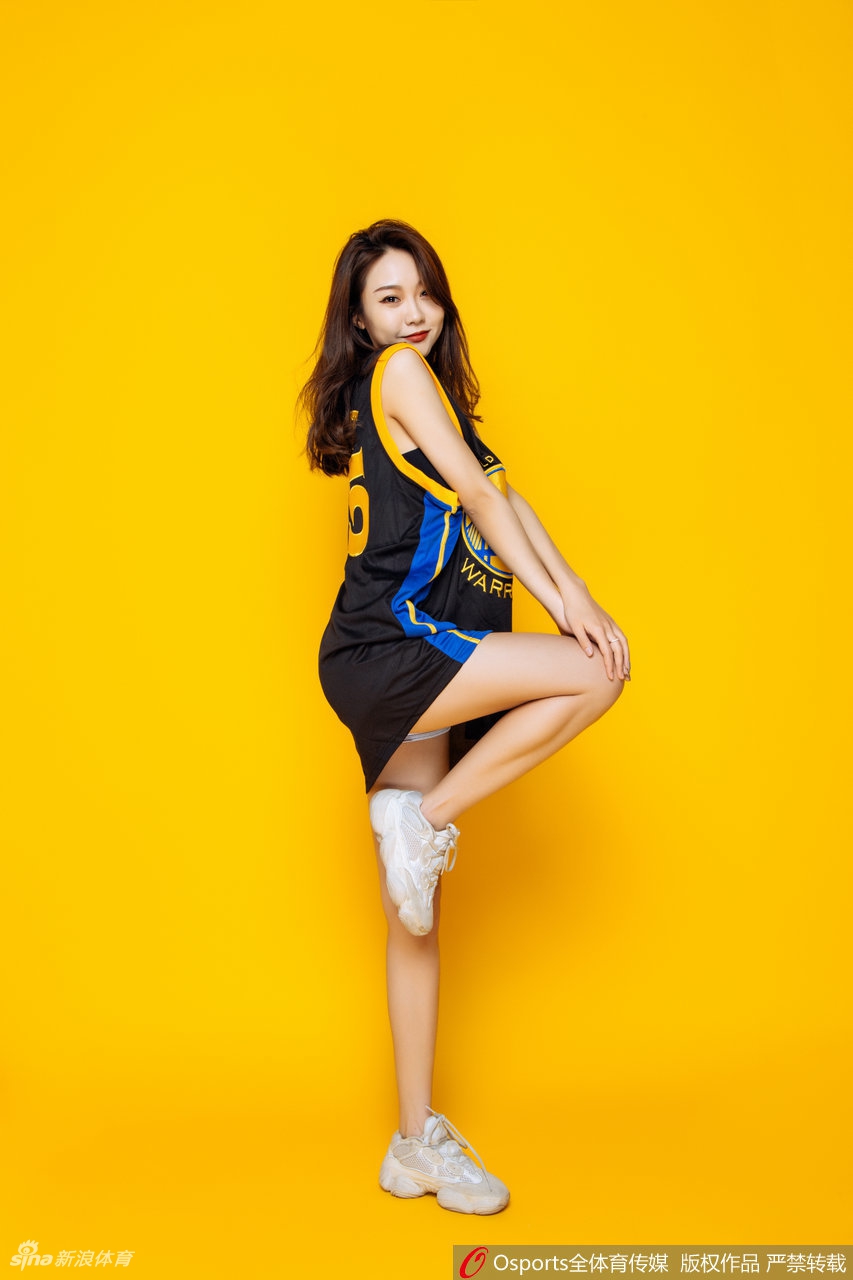 肤白貌美大长腿！好想听她在场边加油