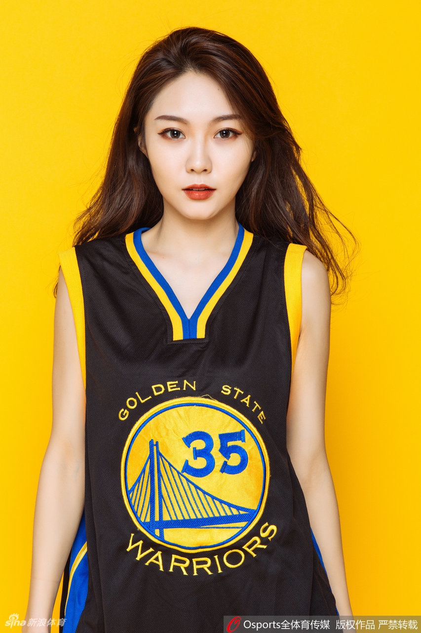 肤白貌美大长腿！好想听她在场边加油