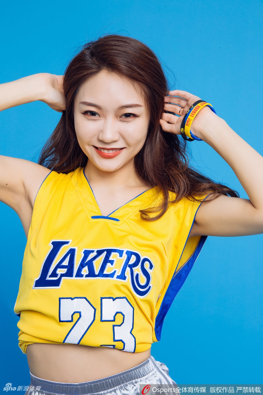 肤白貌美大长腿！好想听她在场边加油