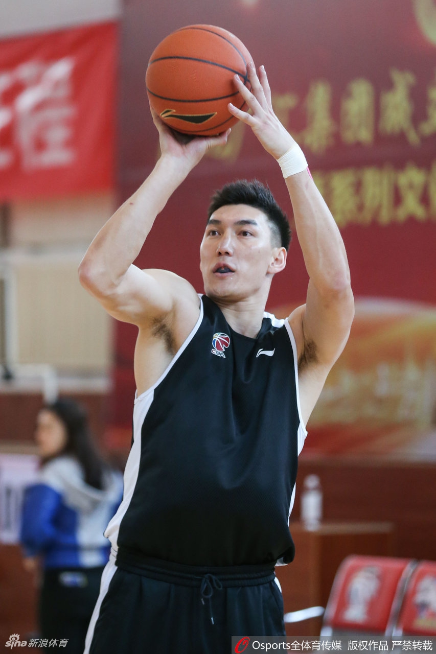 新疆男篮赛前备战 可兰戴牙套