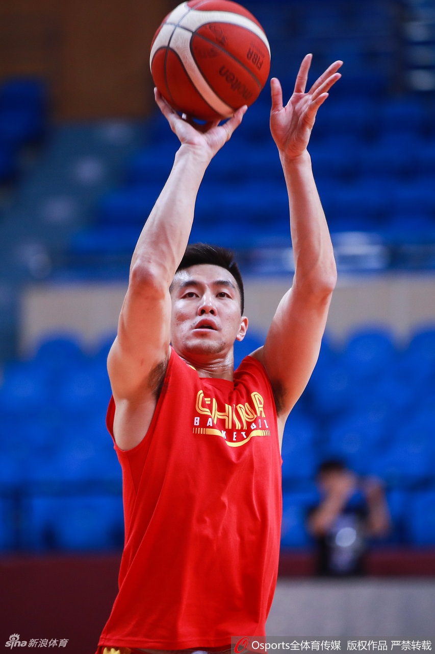 男篮赛前训练阿联郭艾伦受关注