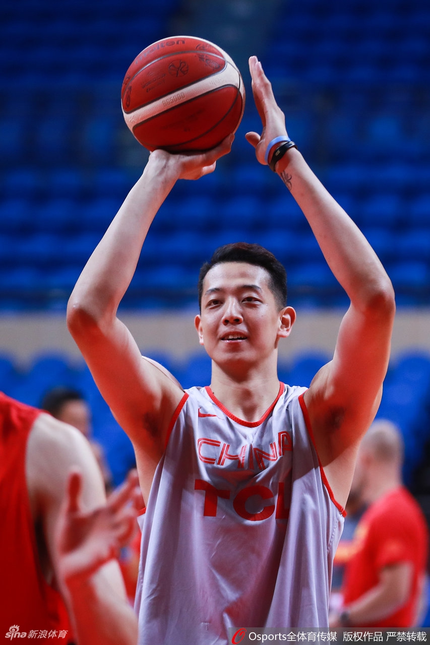 男篮赛前训练阿联郭艾伦受关注