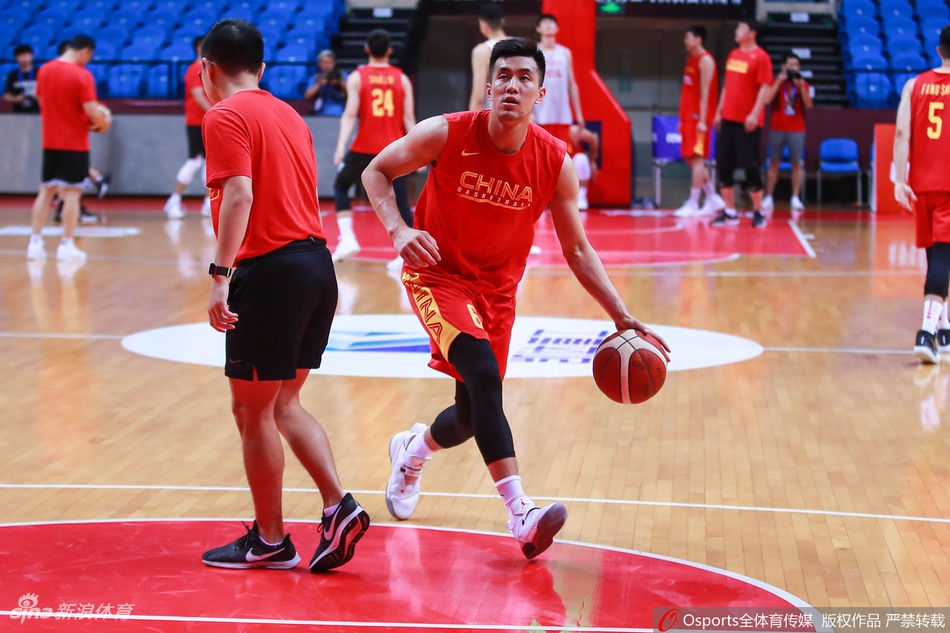 男篮赛前训练阿联郭艾伦受关注