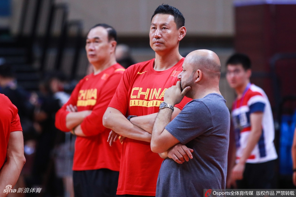 男篮赛前训练阿联郭艾伦受关注