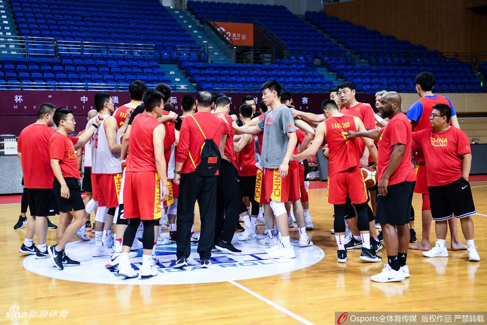 男篮赛前训练阿联郭艾伦受关注
