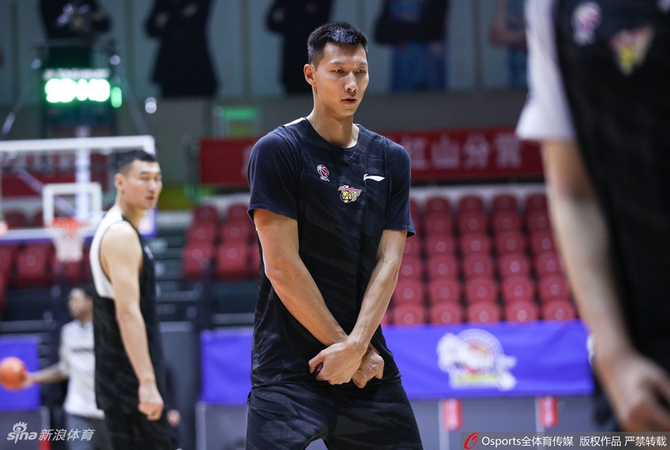 广东男篮赛前踩场训练