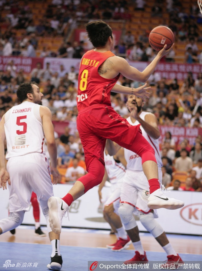 斯杯首日：中国男篮红队77-72突尼斯