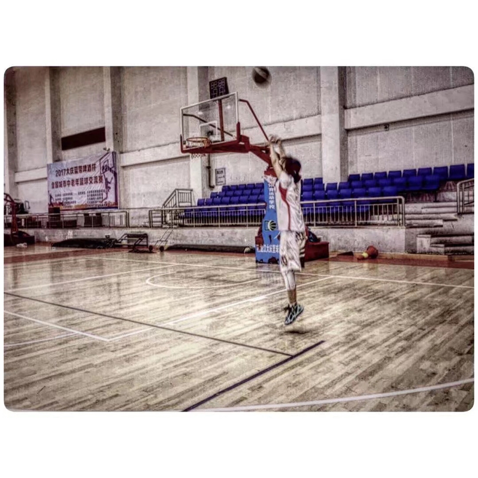 打篮球的小可爱!想做她男朋友