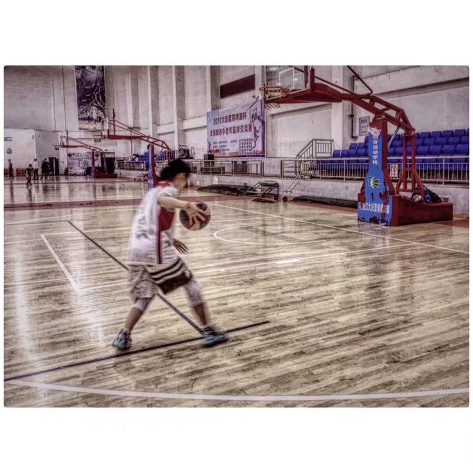 打篮球的小可爱!想做她男朋友