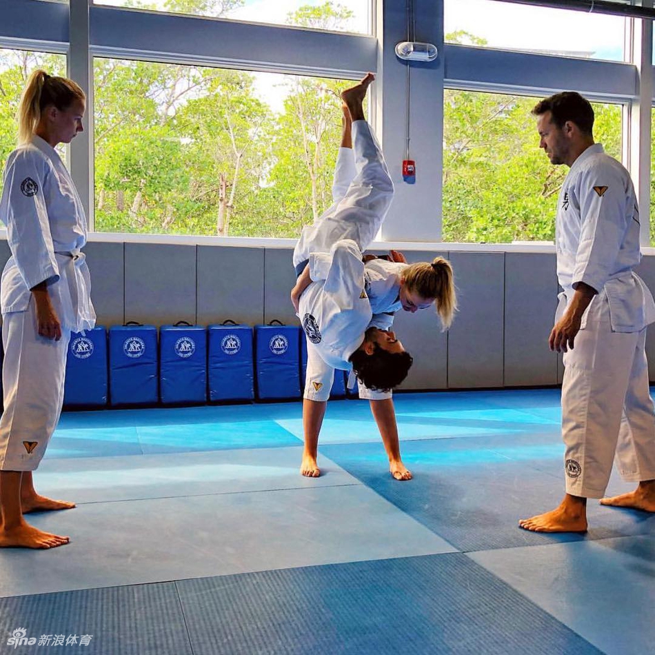 听说塞尔维亚的姑娘都长这样 还超喜欢篮球!