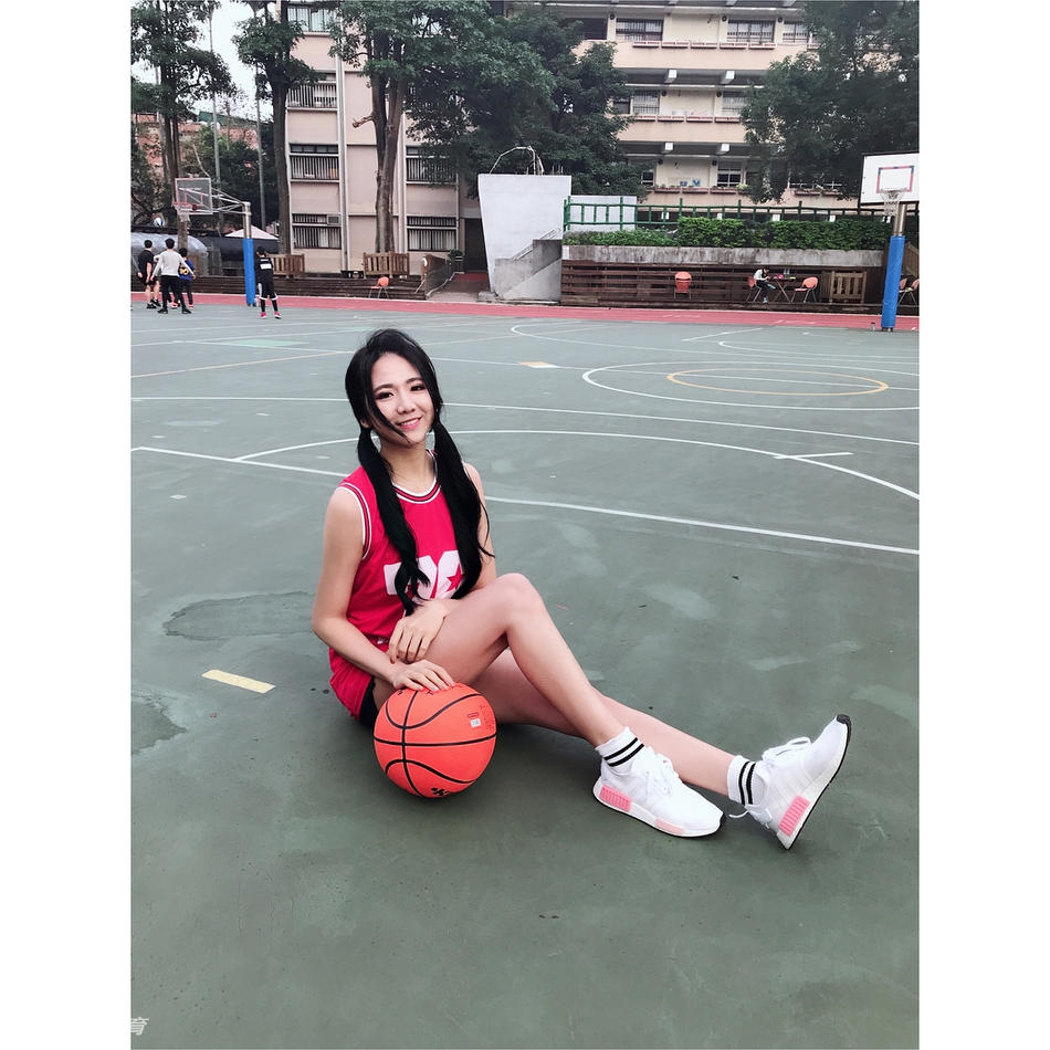 身材娇小丰满爱篮球的台妹！