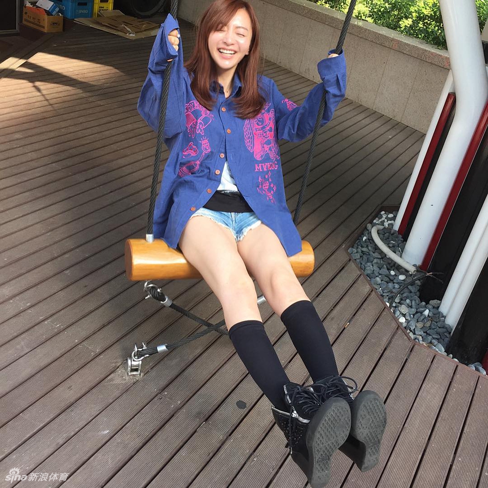 练舞的篮球女孩!这柔韧性无敌