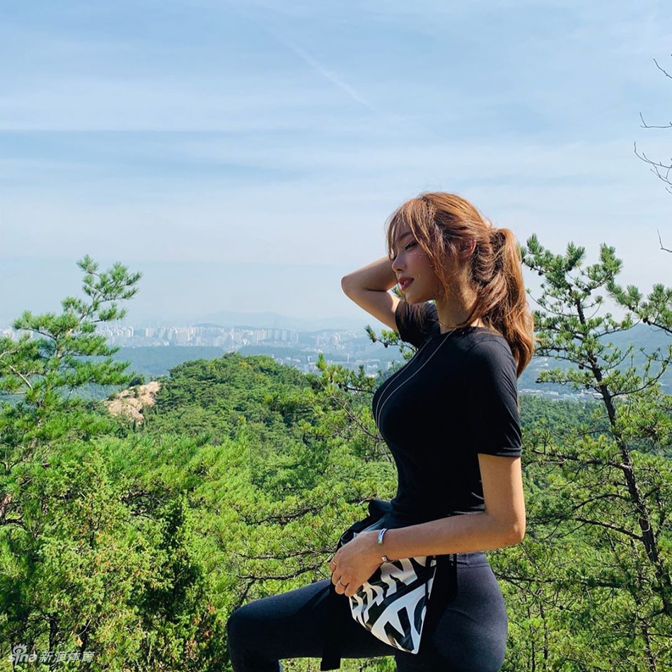 穿衣显瘦脱衣有肉!高挑运动女孩