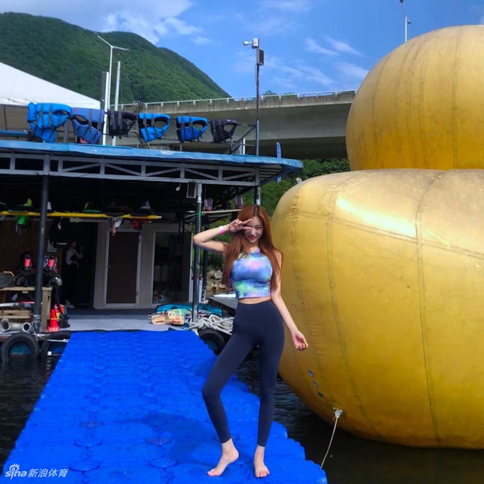 穿衣显瘦脱衣有肉!高挑运动女孩