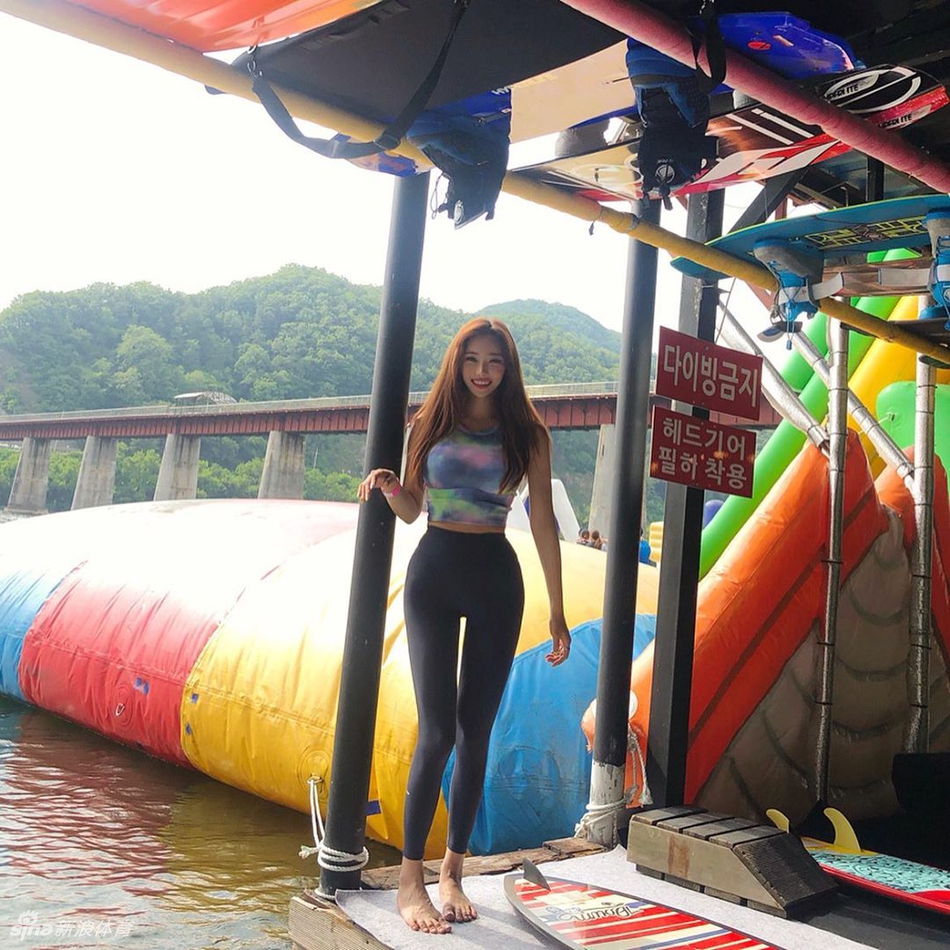 穿衣显瘦脱衣有肉!高挑运动女孩