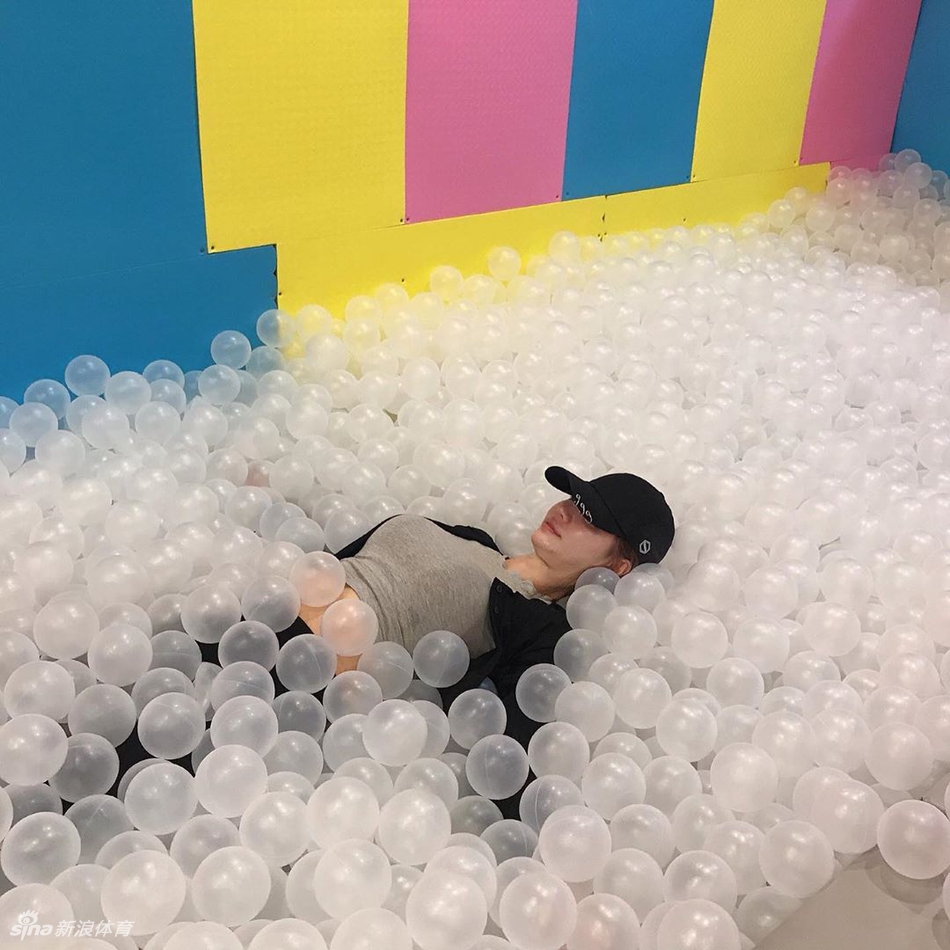 长腿模特爱运动 完美身材诠释黄金比例!