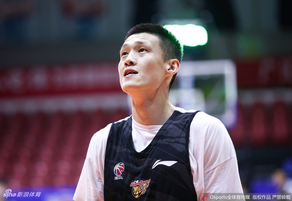 广东男篮赛前踩场训练