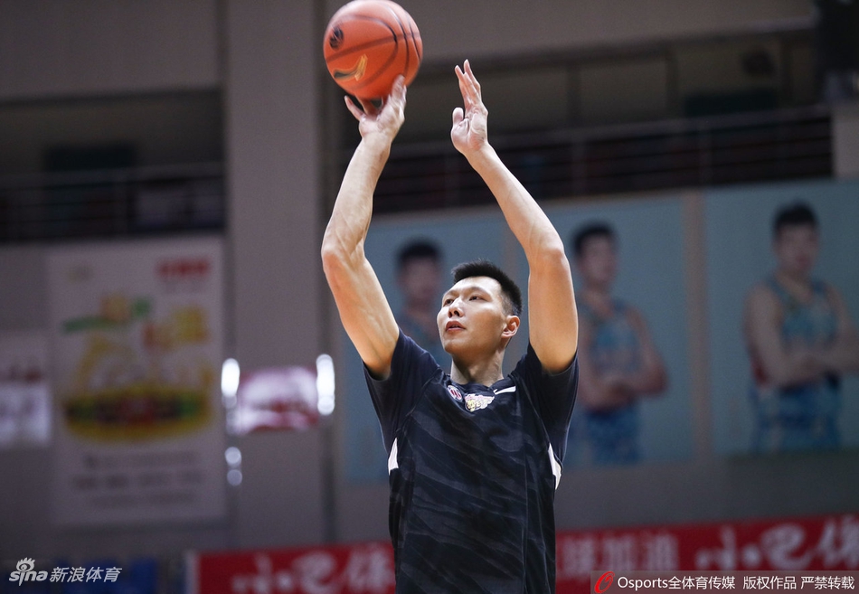 广东男篮赛前踩场训练