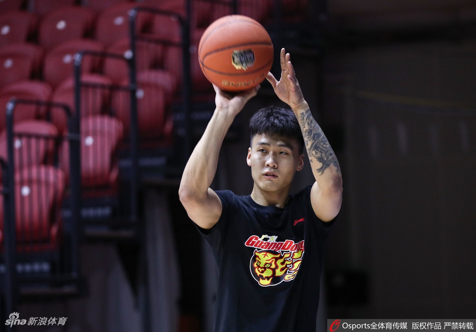 广东男篮赛前踩场训练