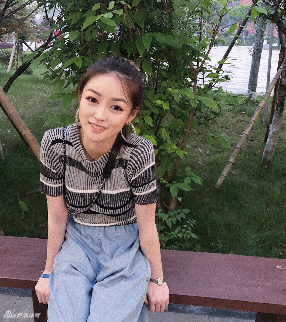 喜提浓眉!湖人球迷女裁判晒美照