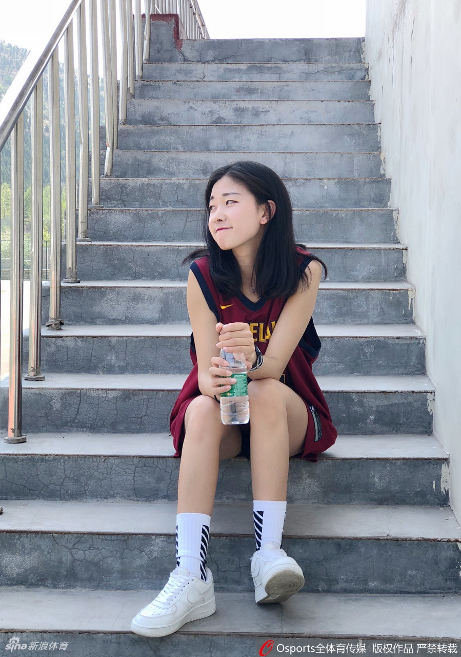 校园时光！喜欢勒布朗的女孩