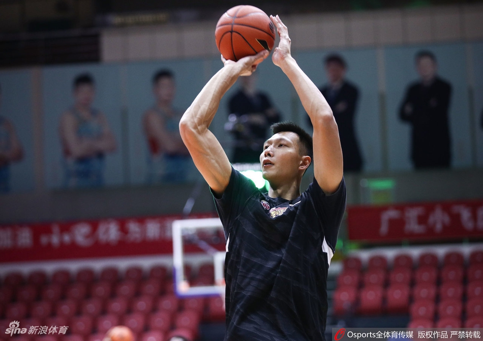 广东男篮赛前踩场训练