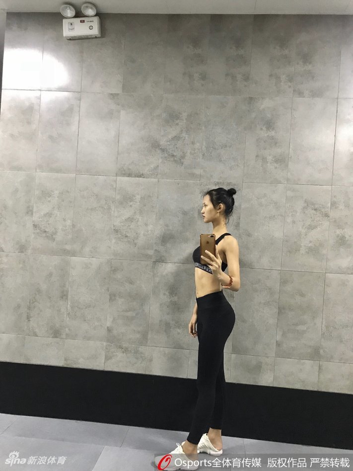 她是腿最长的健身女孩!