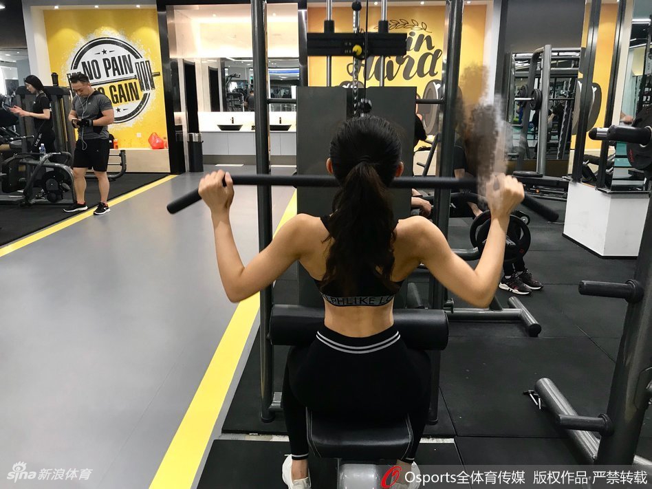 她是腿最长的健身女孩!