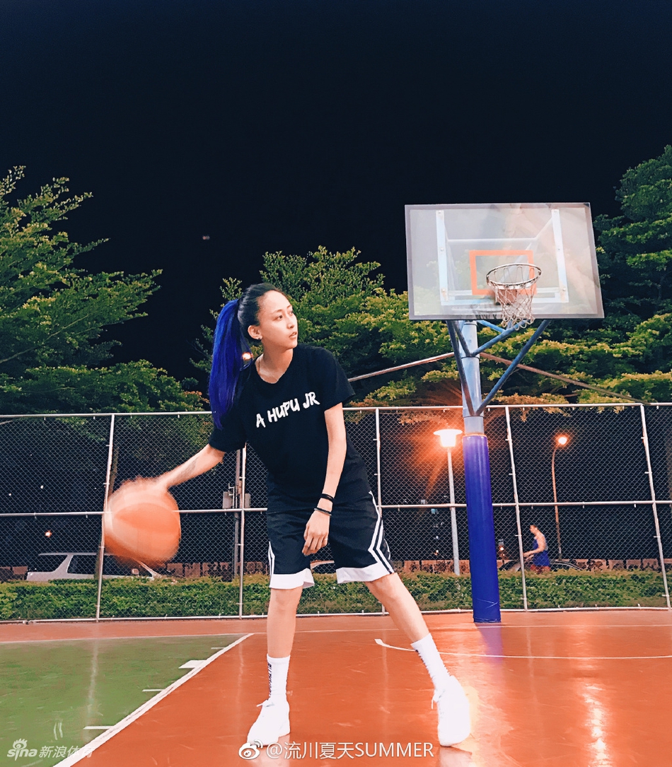 飘逸球风+亮眼蓝发 她是流川姐姐!